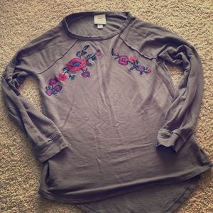 Long sleeve light weight sweatshirt.